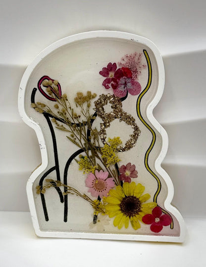 Vanity Tray of Gesture Figures of Ladies - Dried Floral Display Tray Jesmonite Cement