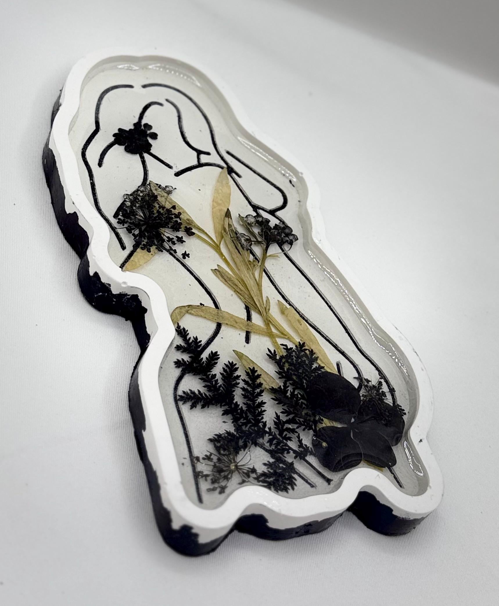 Vanity Tray of Gesture Figures of Ladies - Dried Floral Display Tray Jesmonite Cement